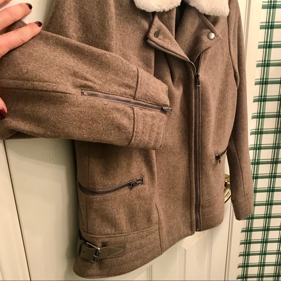 Banana Republic short wool jacket in tan. - Picture 5 of 5